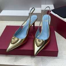 Valentino 华伦天奴2026春夏新款时尚爱心桃装饰拼色女鞋 V家字母logo五金扣高跟尖头后空凉 Valentino 华伦天奴2026春夏新款时尚爱心桃装饰拼色女鞋 V家字母logo五金扣高跟尖头后空凉