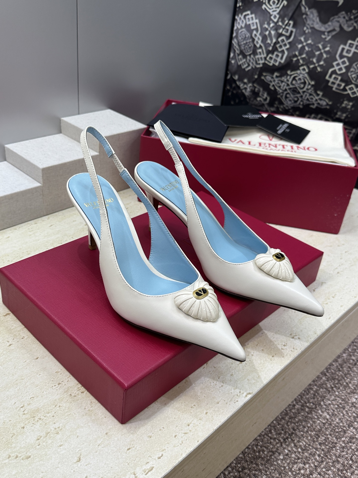 Valentino 华伦天奴2026春夏新款时尚爱心桃装饰拼色女鞋 V家字母logo五金扣高跟尖头后空凉