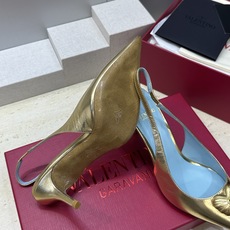 Valentino 华伦天奴2026春夏新款时尚爱心桃装饰拼色女鞋 V家字母logo五金扣高跟尖头后空凉 Valentino 华伦天奴2026春夏新款时尚爱心桃装饰拼色女鞋 V家字母logo五金扣高跟尖头后空凉