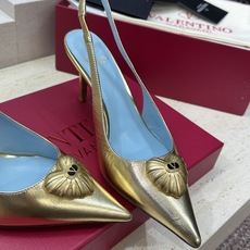 Valentino 华伦天奴2026春夏新款时尚爱心桃装饰拼色女鞋 V家字母logo五金扣高跟尖头后空凉 Valentino 华伦天奴2026春夏新款时尚爱心桃装饰拼色女鞋 V家字母logo五金扣高跟尖头后空凉