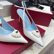 Valentino 华伦天奴2026春夏新款时尚爱心桃装饰拼色女鞋 V家字母logo五金扣高跟尖头后空凉 Valentino 华伦天奴2026春夏新款时尚爱心桃装饰拼色女鞋 V家字母logo五金扣高跟尖头后空凉