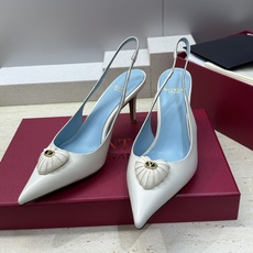 Valentino 华伦天奴2026春夏新款时尚爱心桃装饰拼色女鞋 V家字母logo五金扣高跟尖头后空凉 Valentino 华伦天奴2026春夏新款时尚爱心桃装饰拼色女鞋 V家字母logo五金扣高跟尖头后空凉