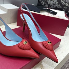 Valentino 华伦天奴2026春夏新款时尚爱心桃装饰拼色女鞋 V家字母logo五金扣高跟尖头后空凉 Valentino 华伦天奴2026春夏新款时尚爱心桃装饰拼色女鞋 V家字母logo五金扣高跟尖头后空凉