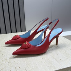 Valentino 华伦天奴2026春夏新款时尚爱心桃装饰拼色女鞋 V家字母logo五金扣高跟尖头后空凉 Valentino 华伦天奴2026春夏新款时尚爱心桃装饰拼色女鞋 V家字母logo五金扣高跟尖头后空凉
