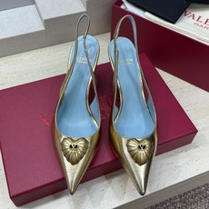 Valentino 华伦天奴2026春夏新款时尚爱心桃装饰拼色女鞋 V家字母logo五金扣高跟尖头后空凉 Valentino 华伦天奴2026春夏新款时尚爱心桃装饰拼色女鞋 V家字母logo五金扣高跟尖头后空凉