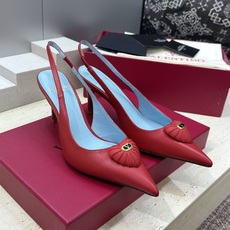 Valentino 华伦天奴2026春夏新款时尚爱心桃装饰拼色女鞋 V家字母logo五金扣高跟尖头后空凉 Valentino 华伦天奴2026春夏新款时尚爱心桃装饰拼色女鞋 V家字母logo五金扣高跟尖头后空凉