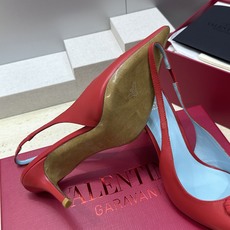 Valentino 华伦天奴2026春夏新款时尚爱心桃装饰拼色女鞋 V家字母logo五金扣高跟尖头后空凉 Valentino 华伦天奴2026春夏新款时尚爱心桃装饰拼色女鞋 V家字母logo五金扣高跟尖头后空凉
