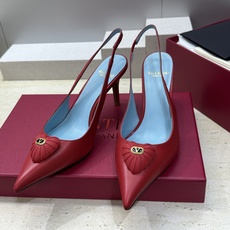 Valentino 华伦天奴2026春夏新款时尚爱心桃装饰拼色女鞋 V家字母logo五金扣高跟尖头后空凉 Valentino 华伦天奴2026春夏新款时尚爱心桃装饰拼色女鞋 V家字母logo五金扣高跟尖头后空凉