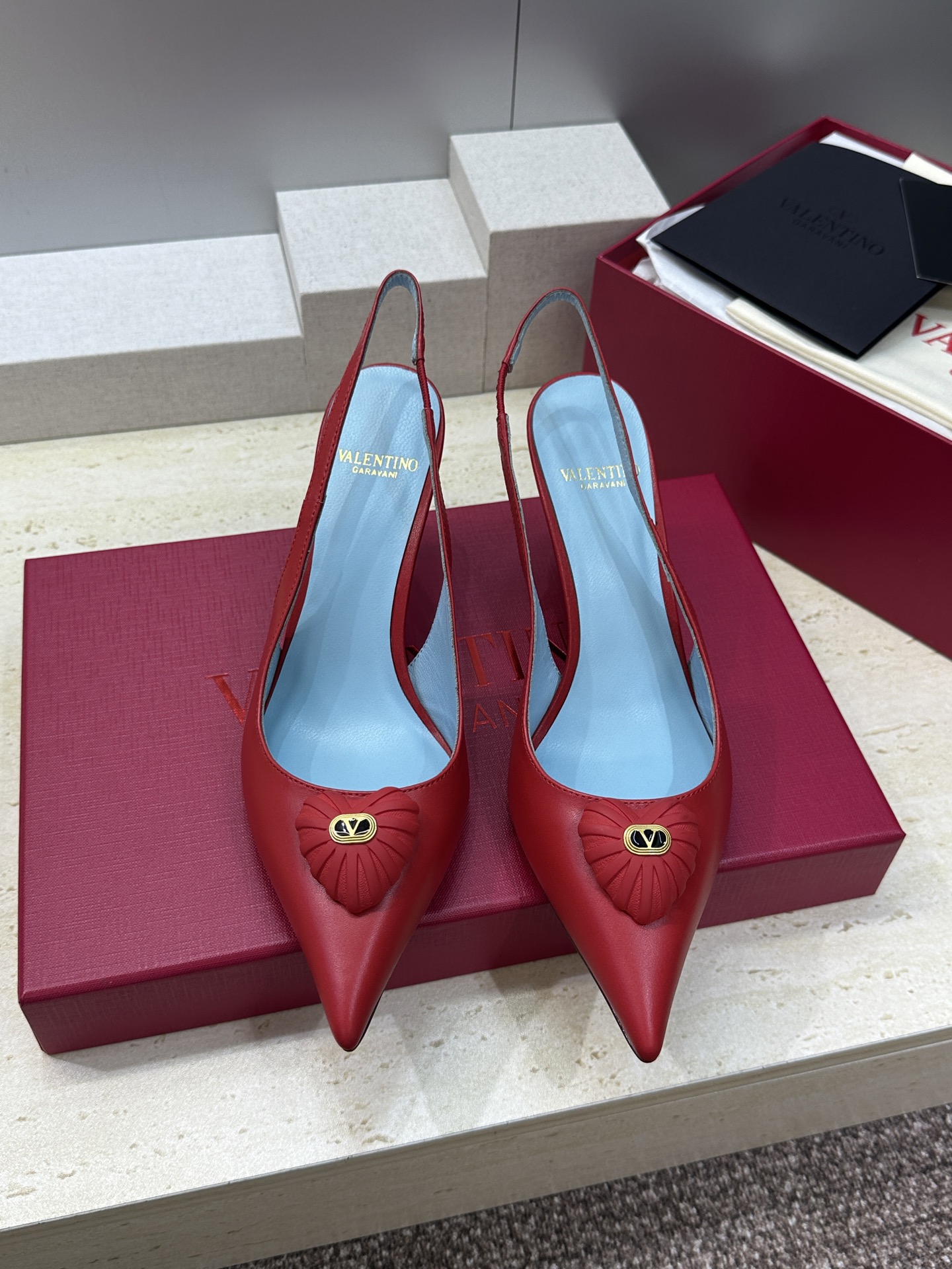 Valentino 华伦天奴2026春夏新款时尚爱心桃装饰拼色女鞋 V家字母logo五金扣高跟尖头后空凉