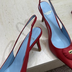 Valentino 华伦天奴2026春夏新款时尚爱心桃装饰拼色女鞋 V家字母logo五金扣高跟尖头后空凉 Valentino 华伦天奴2026春夏新款时尚爱心桃装饰拼色女鞋 V家字母logo五金扣高跟尖头后空凉