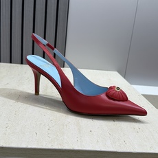 Valentino 华伦天奴2026春夏新款时尚爱心桃装饰拼色女鞋 V家字母logo五金扣高跟尖头后空凉 Valentino 华伦天奴2026春夏新款时尚爱心桃装饰拼色女鞋 V家字母logo五金扣高跟尖头后空凉