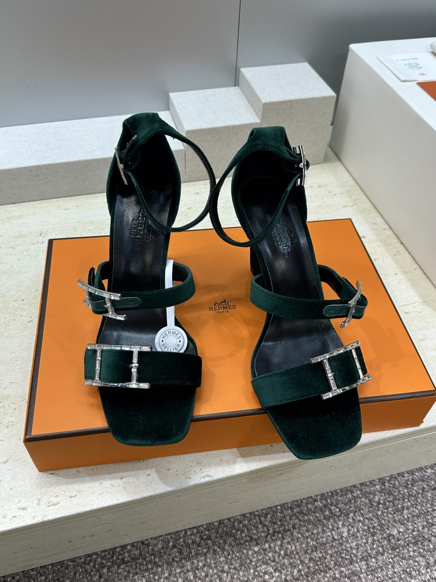 (配全套飞机盒)莞产 代购级 爱马仕 Hermes 2026春夏新款 Liv 高跟水钻女鞋  H家字母l