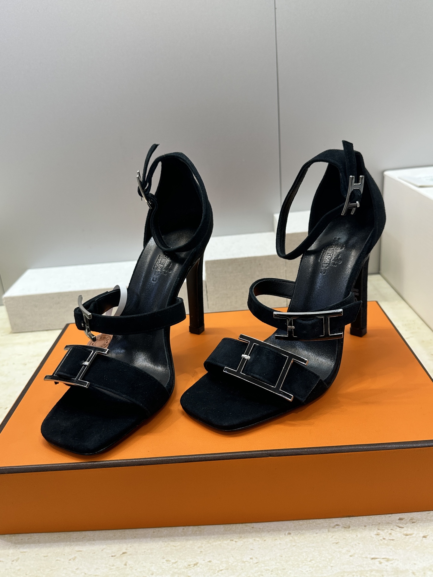 (配全套飞机盒)莞产 代购级 爱马仕 Hermes 2026春夏新款 Liv 高跟水钻女鞋  H家字母l