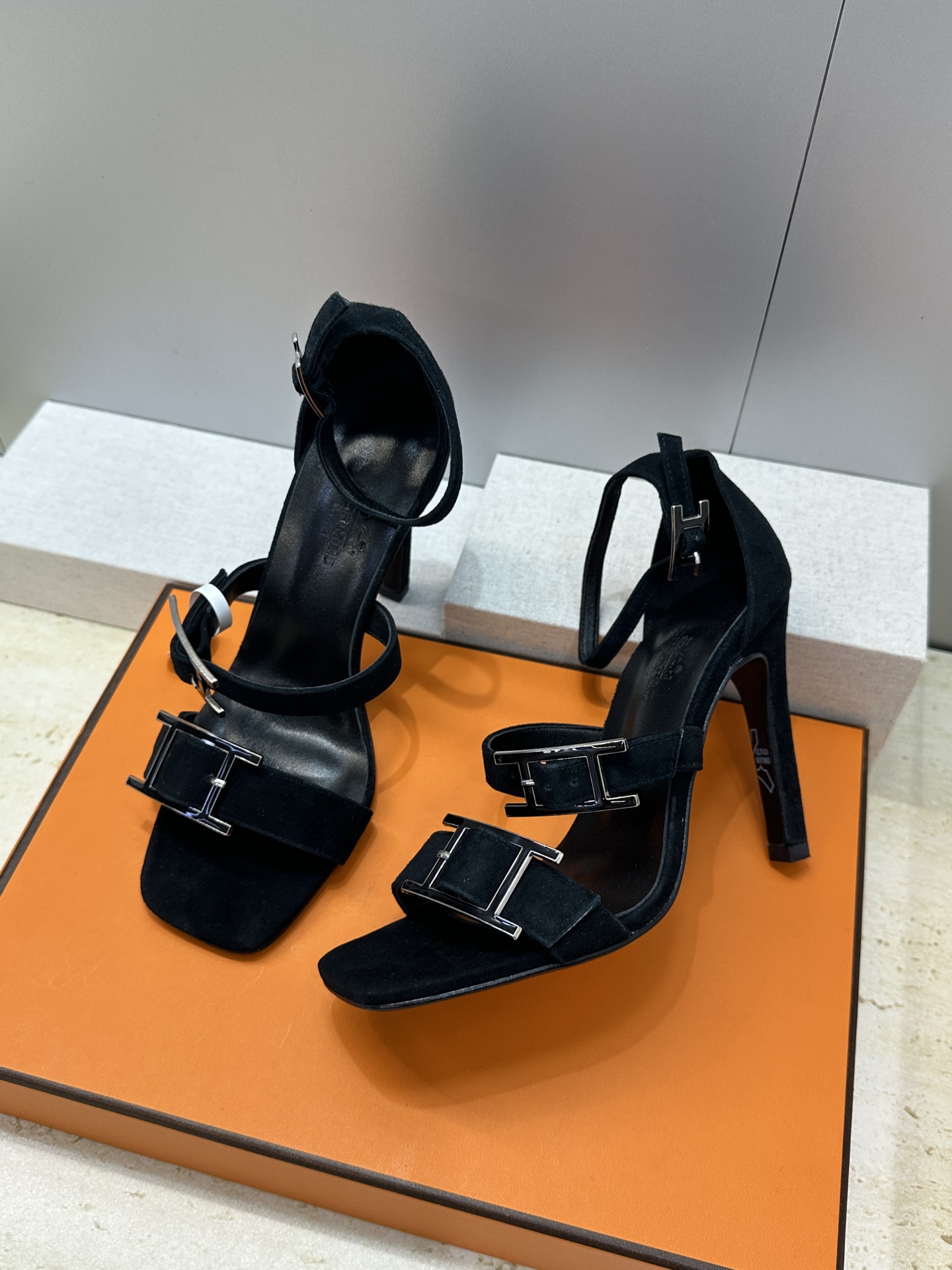 (配全套飞机盒)莞产 代购级 爱马仕 Hermes 2026春夏新款 Liv 高跟水钻女鞋  H家字母l