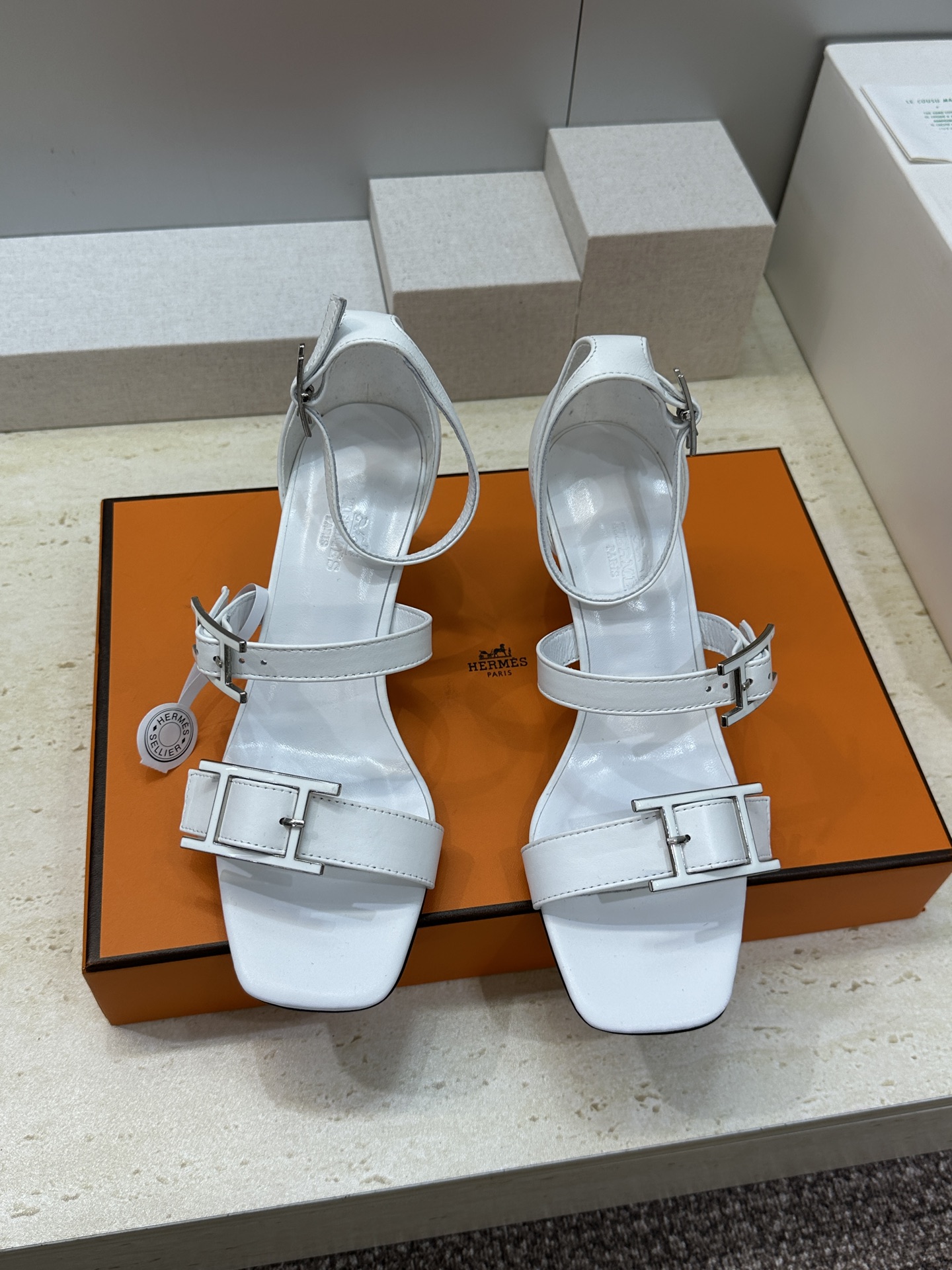 (配全套飞机盒)莞产 代购级 爱马仕 Hermes 2026春夏新款 Liv 高跟水钻女鞋  H家字母l