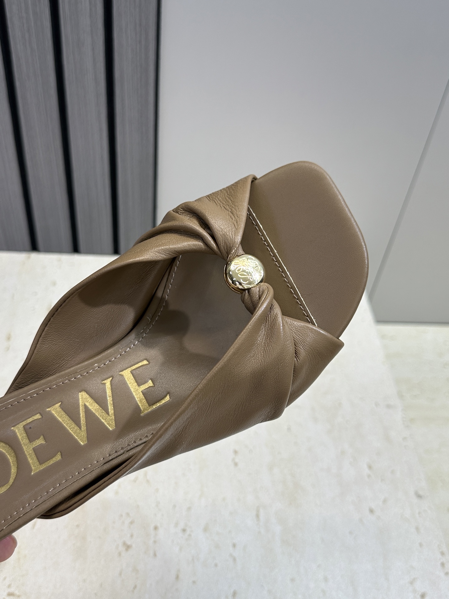 LOEWE 2026早春新款果冻色女鞋  罗意威字母logo五金扣低跟方头露趾凉拖鞋材质：鞋面进口小牛皮