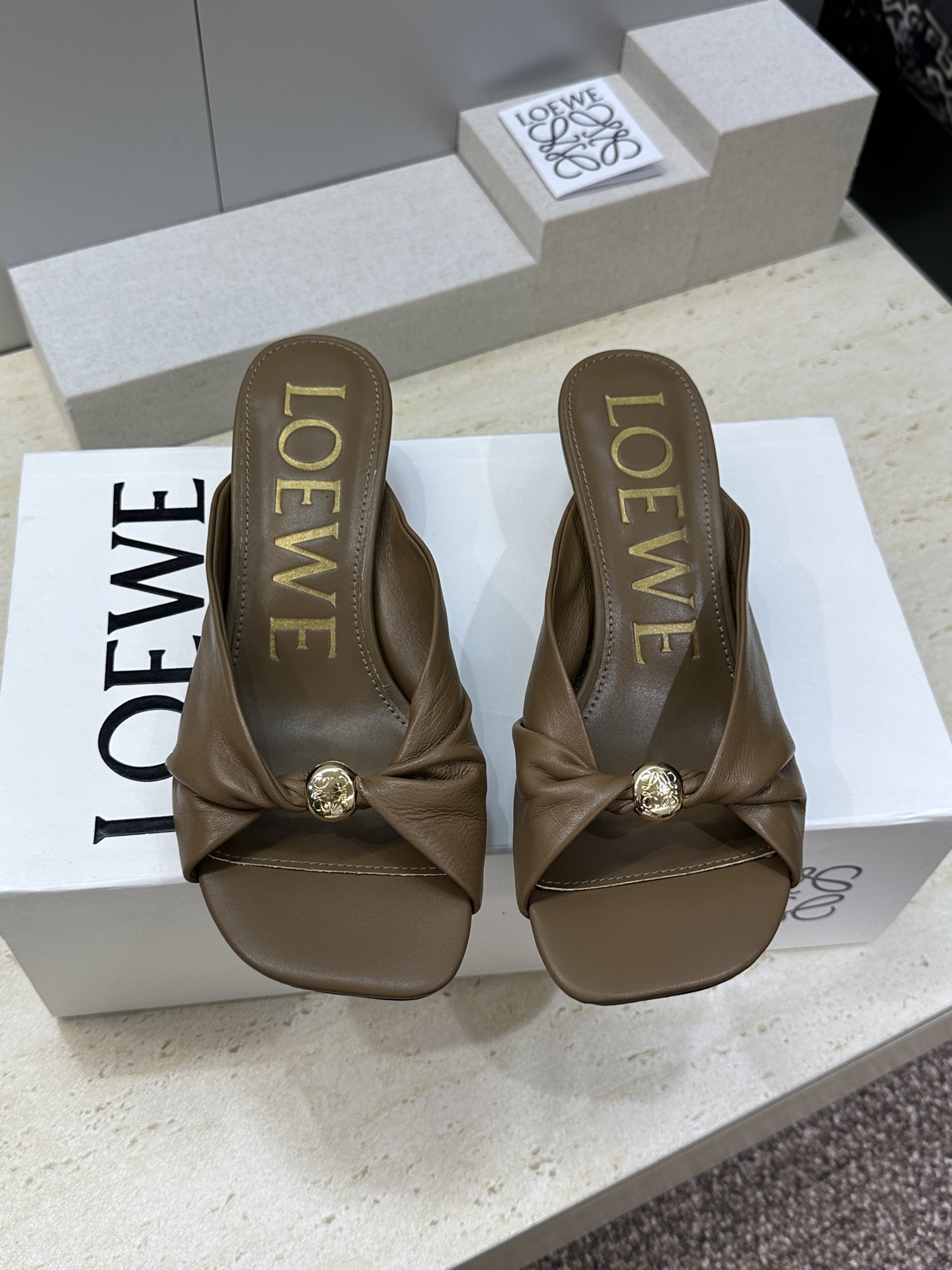 LOEWE 2026早春新款果冻色女鞋  罗意威字母logo五金扣低跟方头露趾凉拖鞋材质：鞋面进口小牛皮