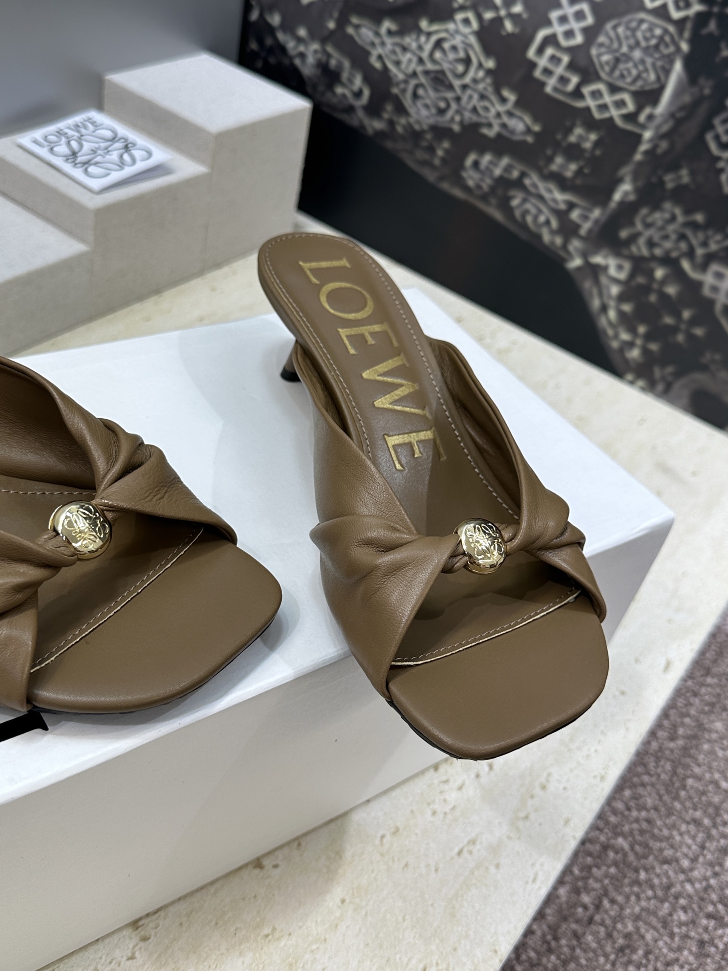 LOEWE 2026早春新款果冻色女鞋  罗意威字母logo五金扣低跟方头露趾凉拖鞋材质：鞋面进口小牛皮