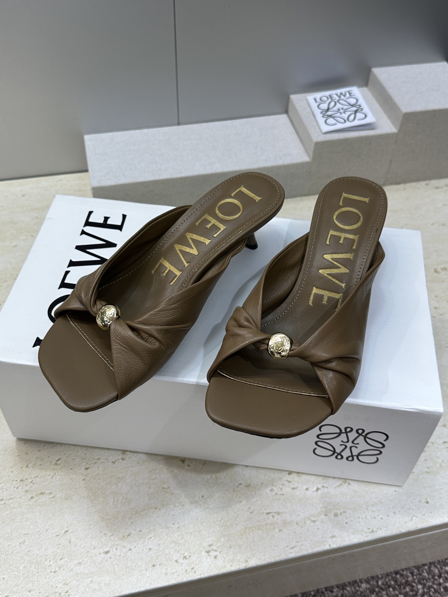 LOEWE 2026早春新款果冻色女鞋  罗意威字母logo五金扣低跟方头露趾凉拖鞋材质：鞋面进口小牛皮