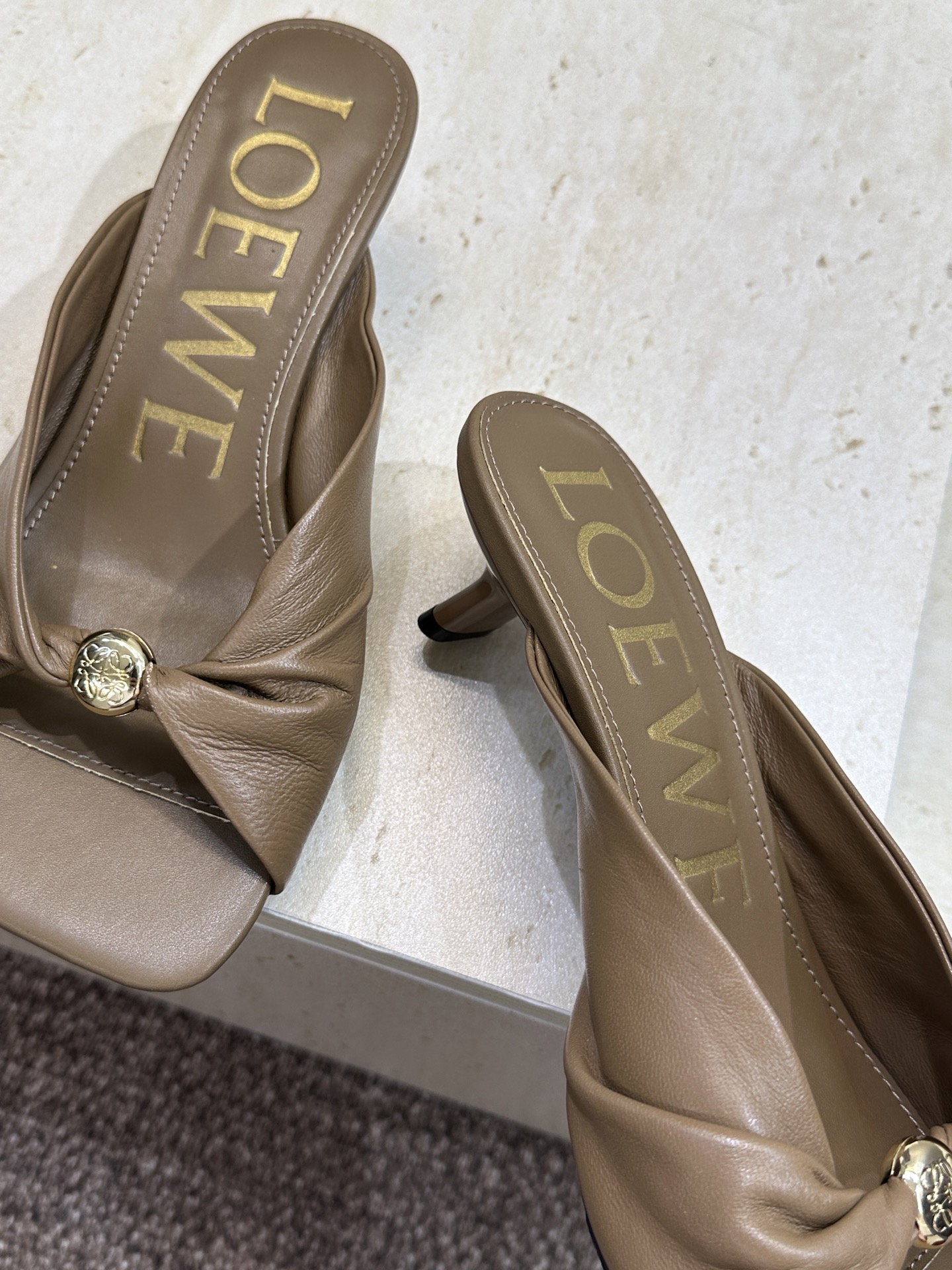 LOEWE 2026早春新款果冻色女鞋  罗意威字母logo五金扣低跟方头露趾凉拖鞋材质：鞋面进口小牛皮