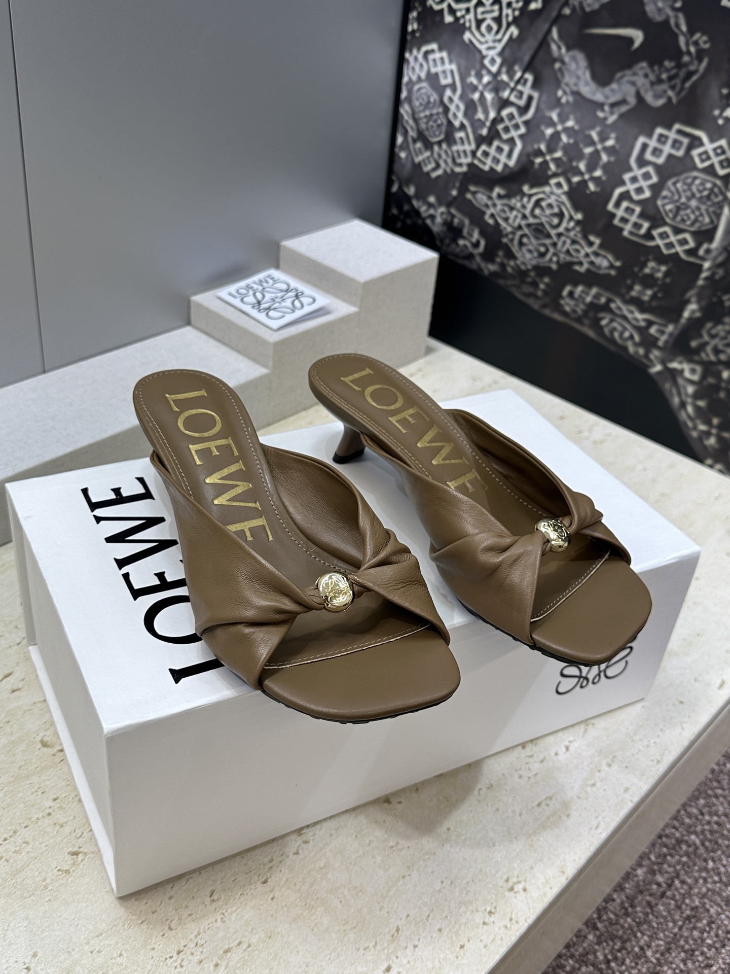 LOEWE 2026早春新款果冻色女鞋  罗意威字母logo五金扣低跟方头露趾凉拖鞋材质：鞋面进口小牛皮