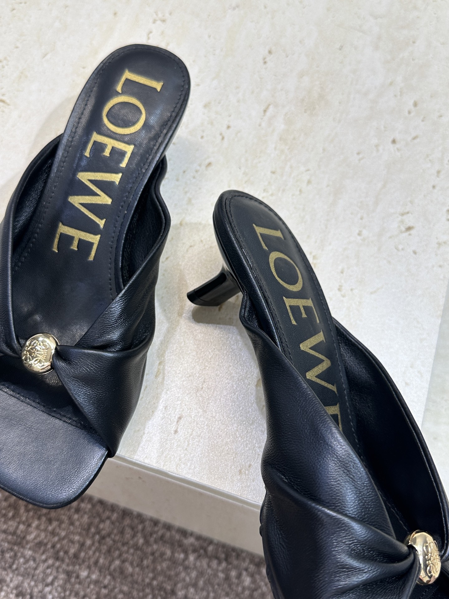 LOEWE 2026早春新款果冻色女鞋  罗意威字母logo五金扣低跟方头露趾凉拖鞋材质：鞋面进口小牛皮