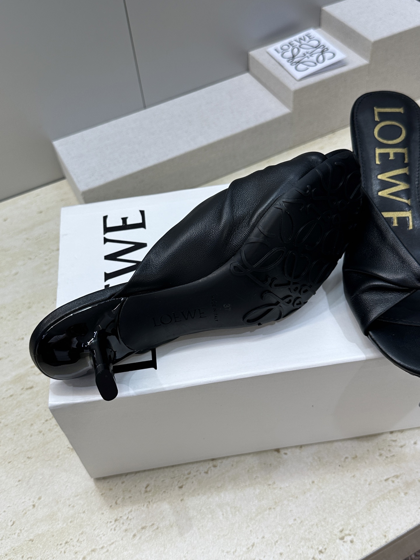LOEWE 2026早春新款果冻色女鞋  罗意威字母logo五金扣低跟方头露趾凉拖鞋材质：鞋面进口小牛皮