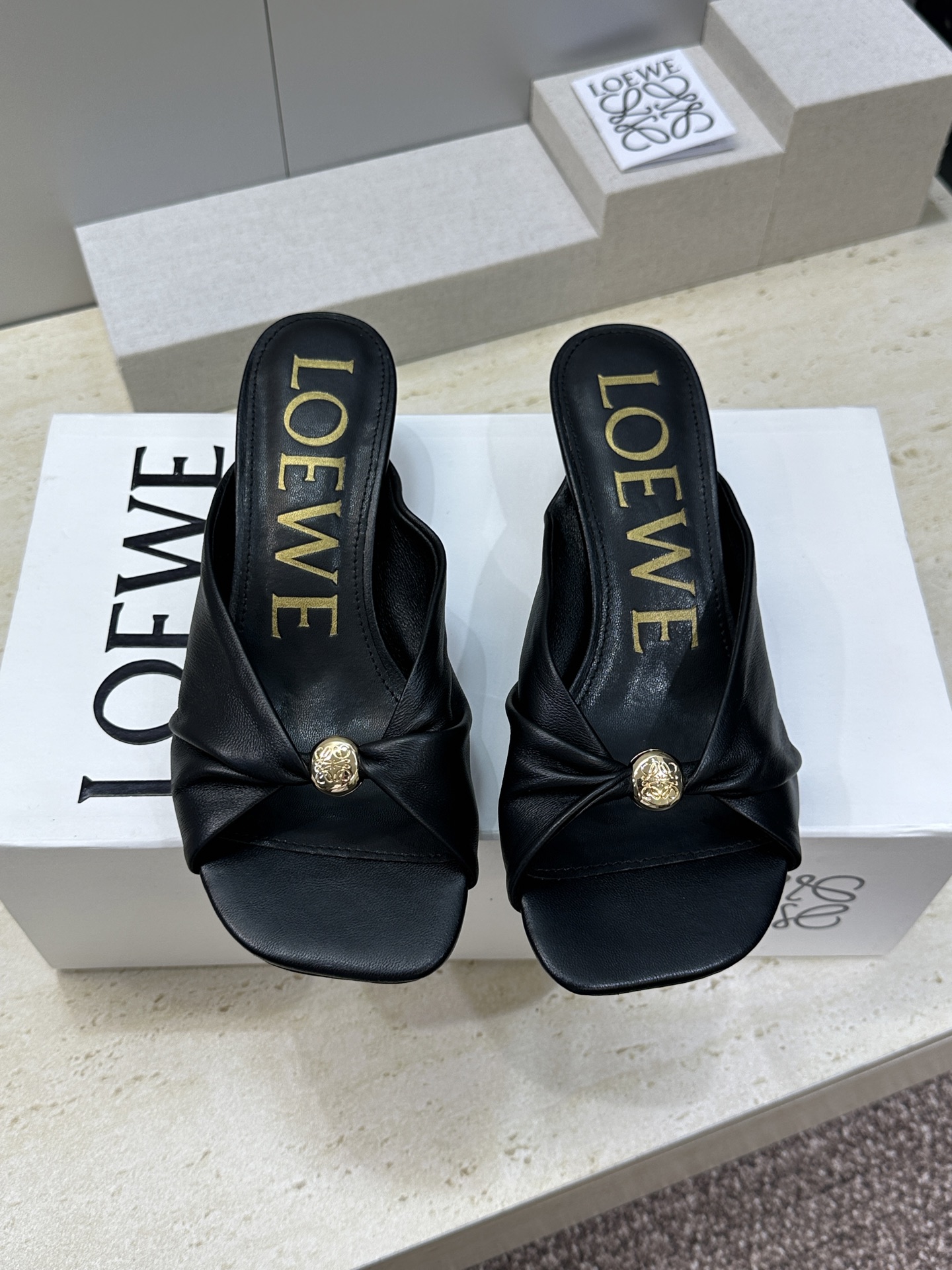 LOEWE 2026早春新款果冻色女鞋  罗意威字母logo五金扣低跟方头露趾凉拖鞋材质：鞋面进口小牛皮
