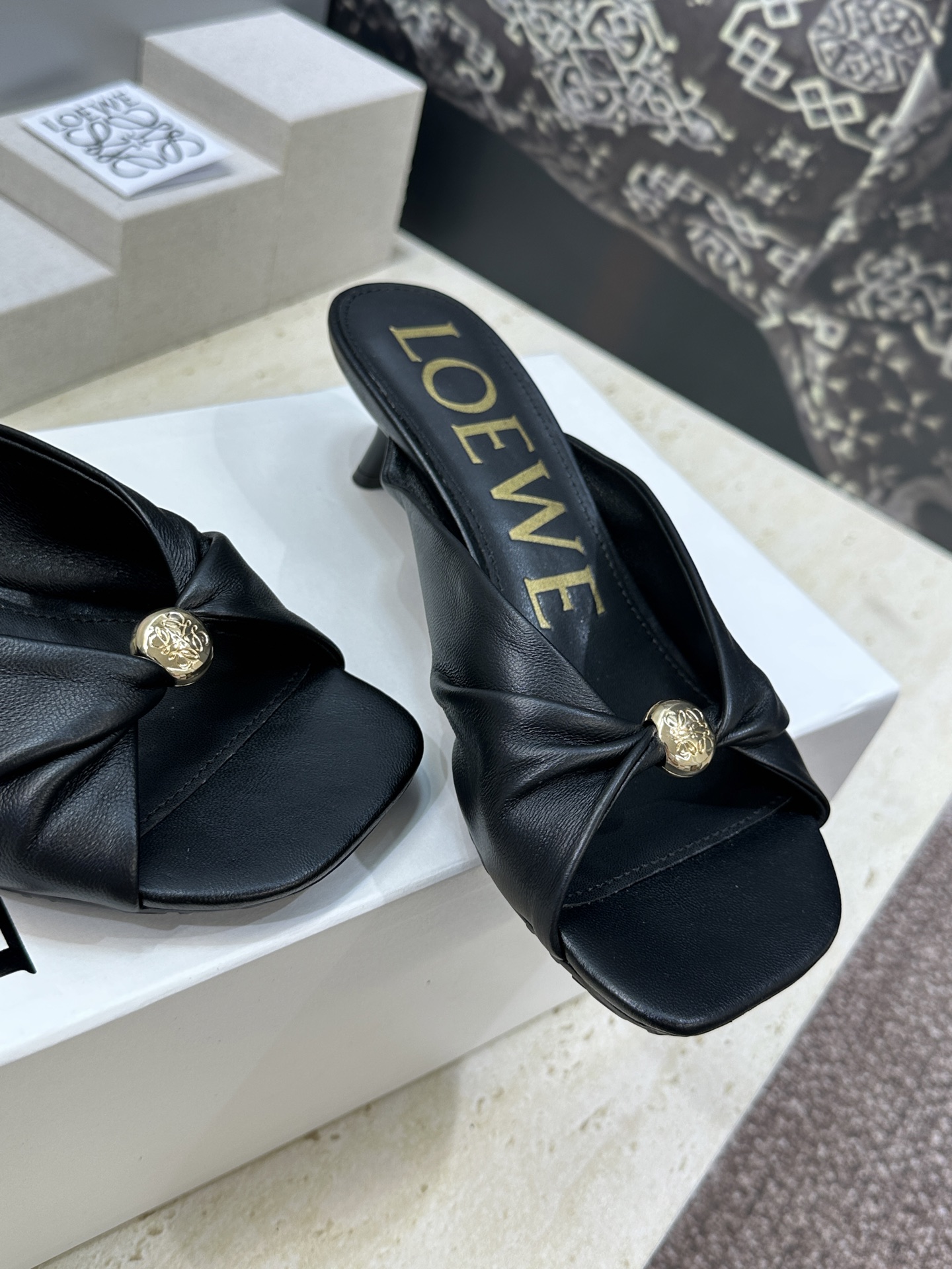 LOEWE 2026早春新款果冻色女鞋  罗意威字母logo五金扣低跟方头露趾凉拖鞋材质：鞋面进口小牛皮