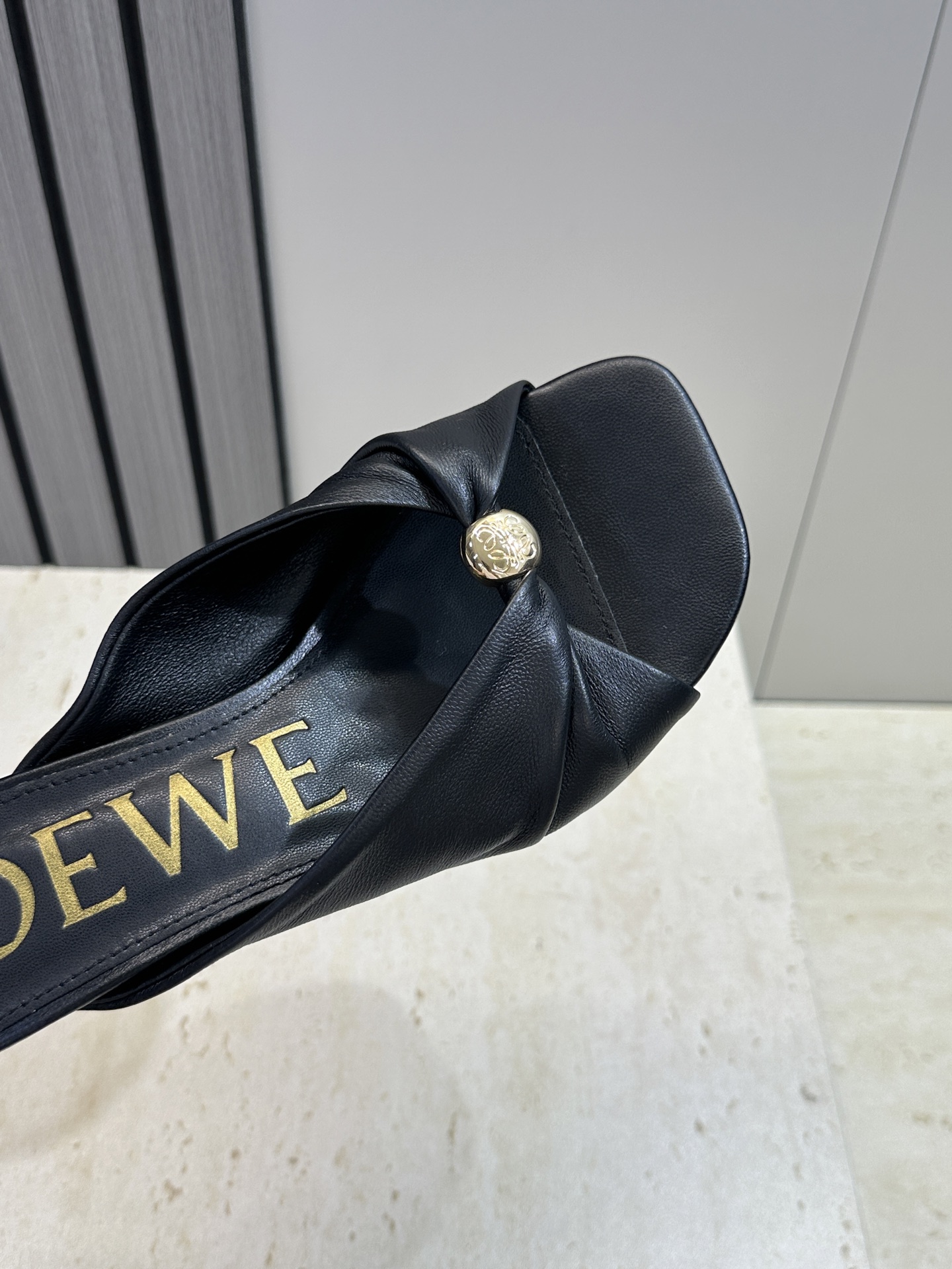 LOEWE 2026早春新款果冻色女鞋  罗意威字母logo五金扣低跟方头露趾凉拖鞋材质：鞋面进口小牛皮