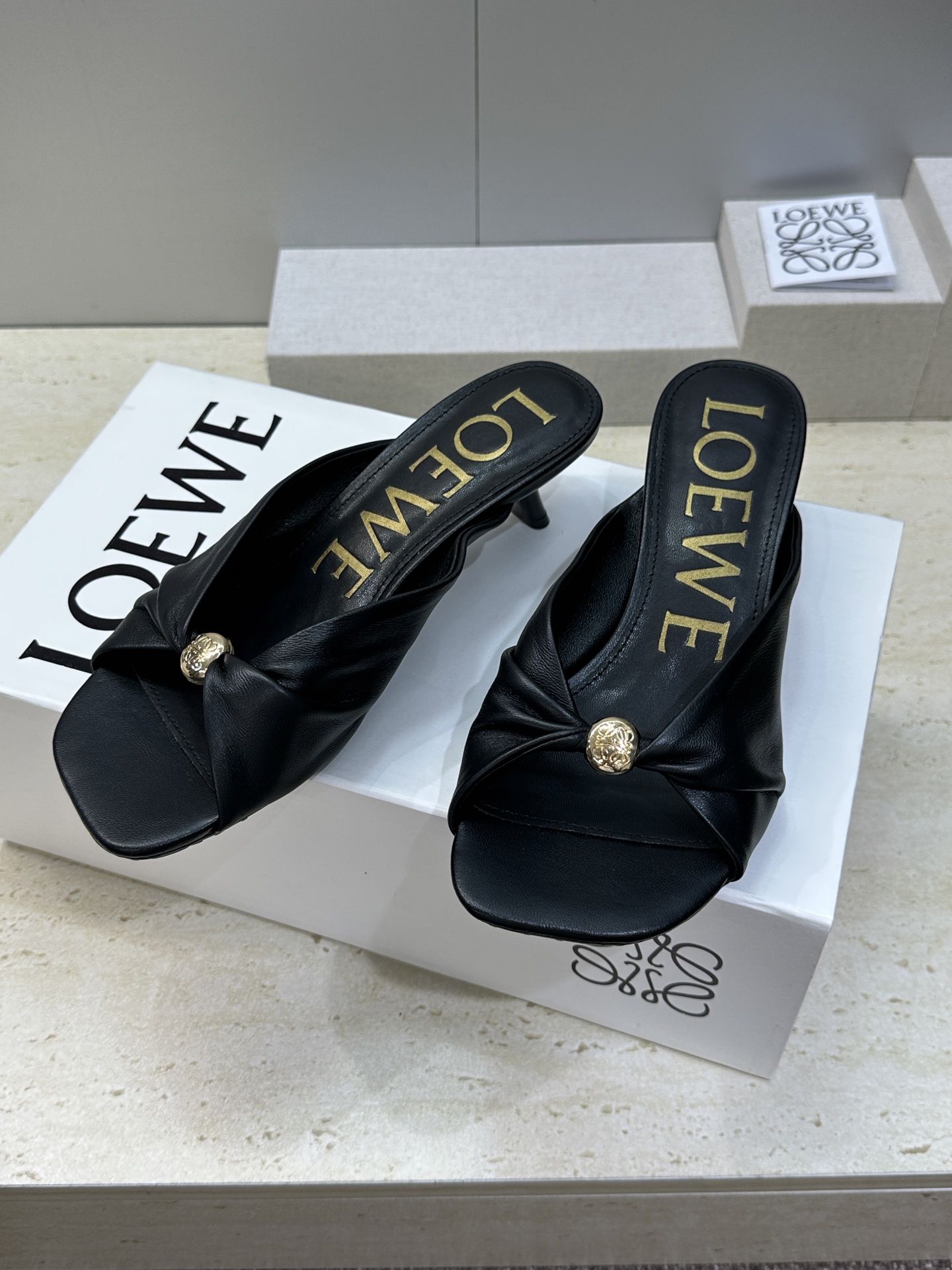 LOEWE 2026早春新款果冻色女鞋  罗意威字母logo五金扣低跟方头露趾凉拖鞋材质：鞋面进口小牛皮