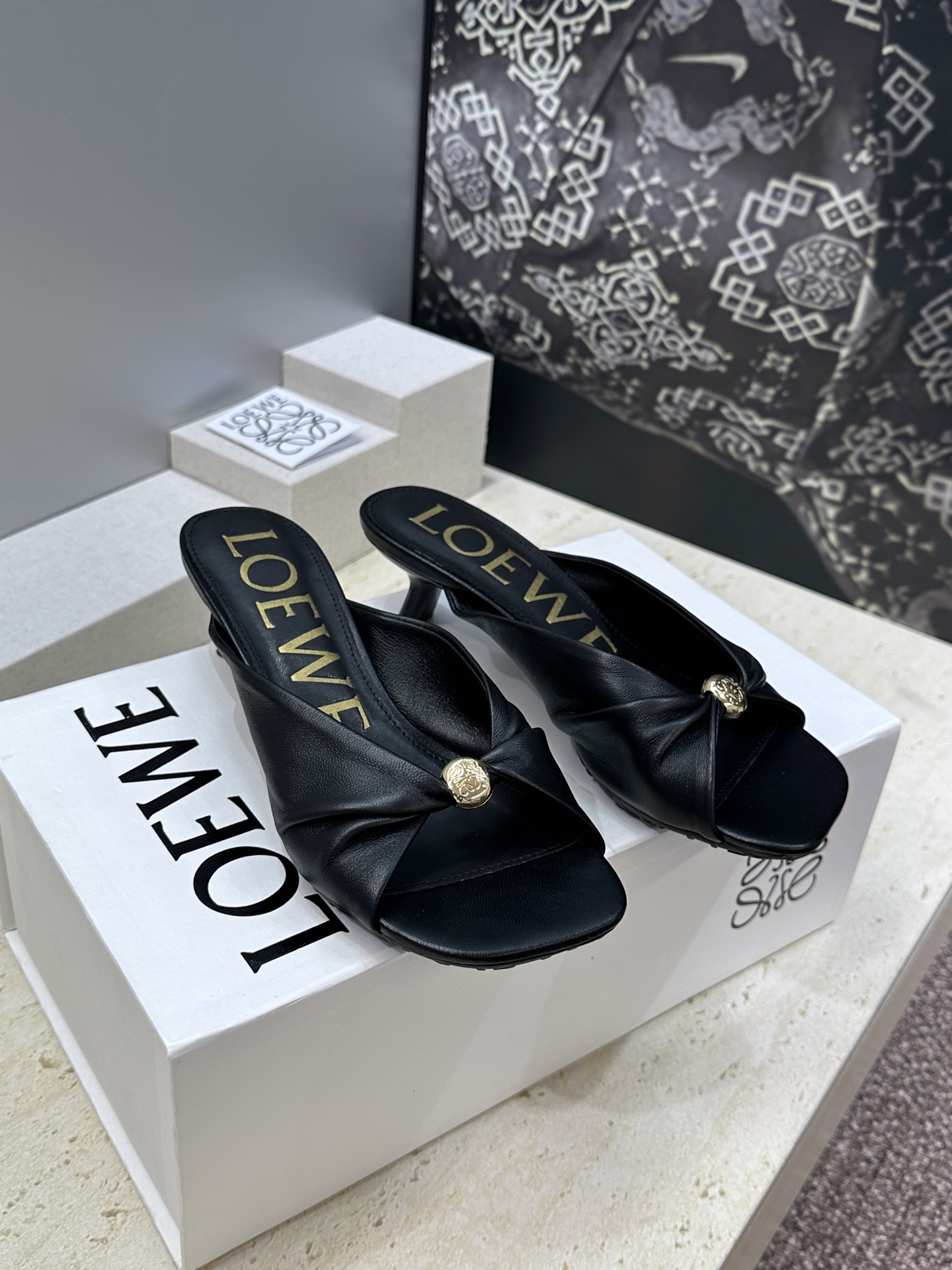 LOEWE 2026早春新款果冻色女鞋  罗意威字母logo五金扣低跟方头露趾凉拖鞋材质：鞋面进口小牛皮