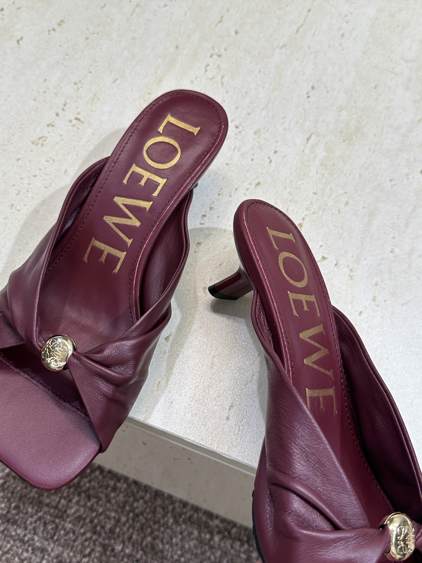 LOEWE 2026早春新款果冻色女鞋  罗意威字母logo五金扣低跟方头露趾凉拖鞋材质：鞋面进口小牛皮