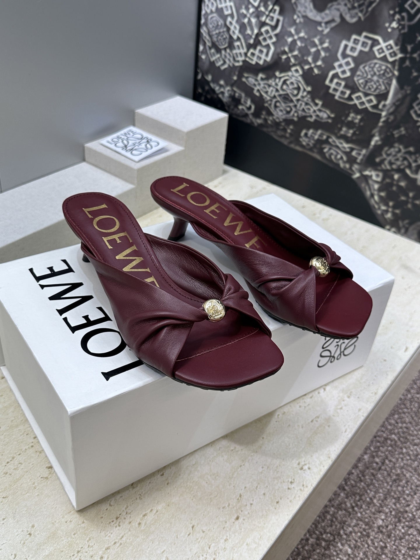 LOEWE 2026早春新款果冻色女鞋  罗意威字母logo五金扣低跟方头露趾凉拖鞋材质：鞋面进口小牛皮