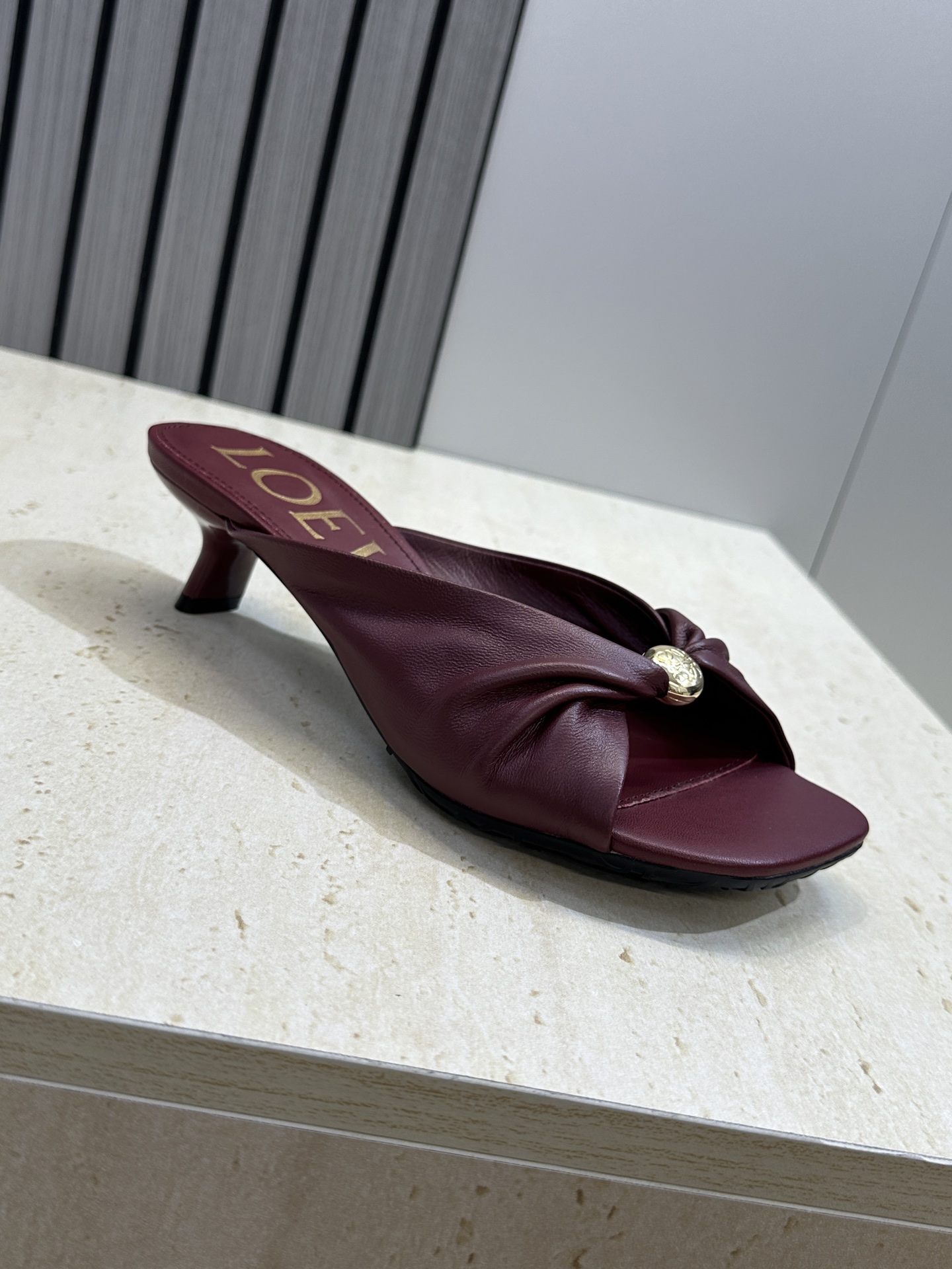 LOEWE 2026早春新款果冻色女鞋  罗意威字母logo五金扣低跟方头露趾凉拖鞋材质：鞋面进口小牛皮