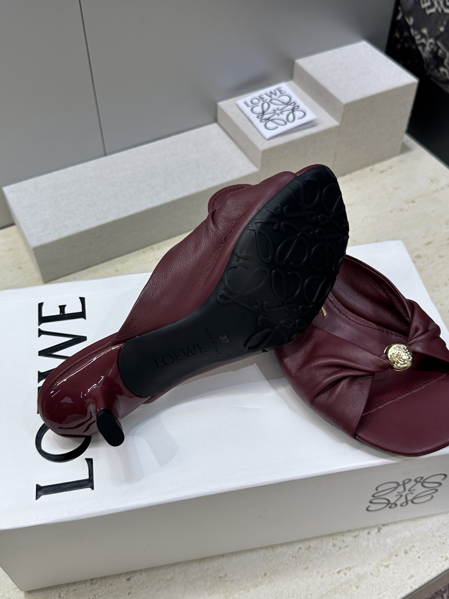 LOEWE 2026早春新款果冻色女鞋  罗意威字母logo五金扣低跟方头露趾凉拖鞋材质：鞋面进口小牛皮