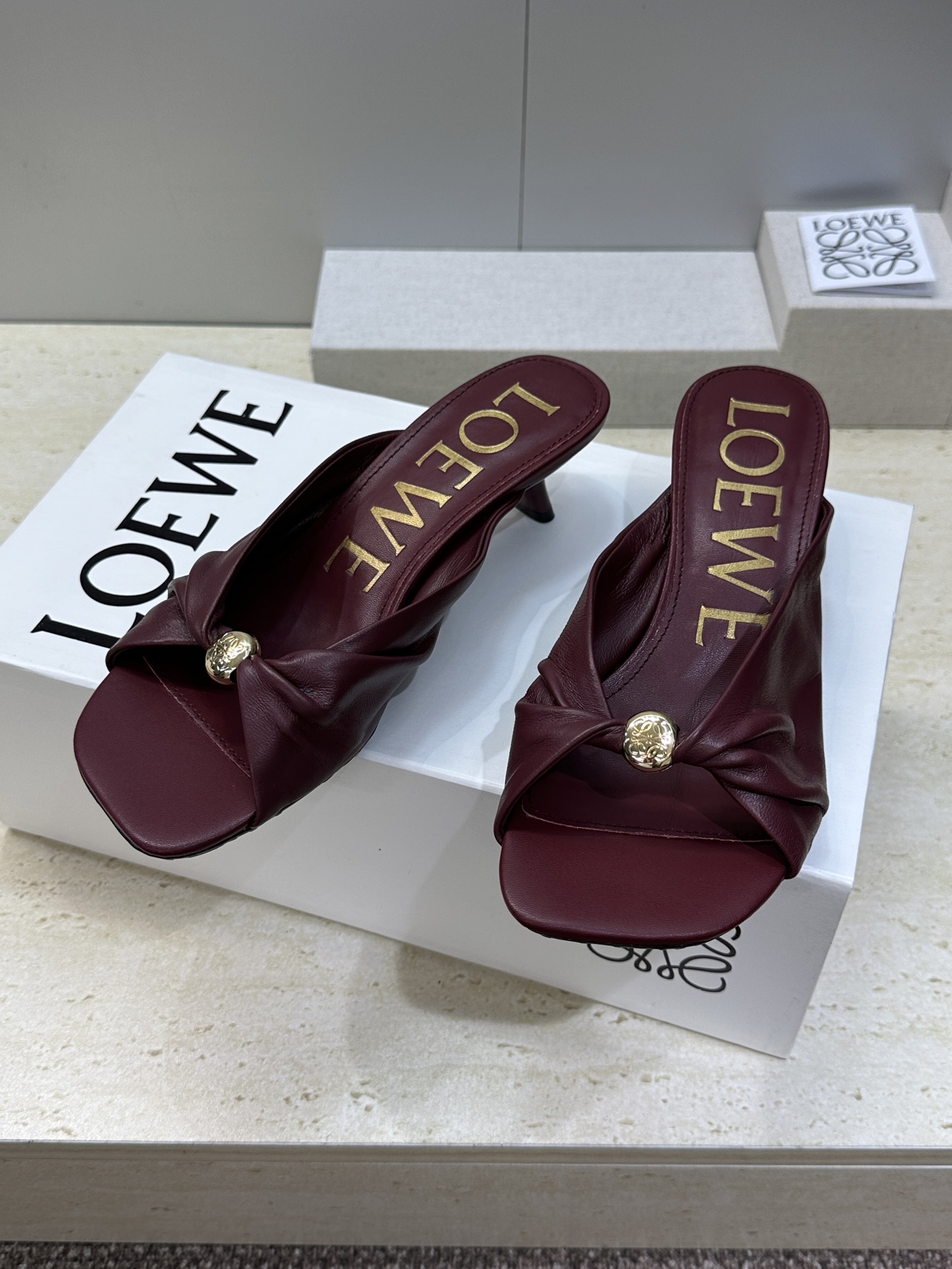 LOEWE 2026早春新款果冻色女鞋  罗意威字母logo五金扣低跟方头露趾凉拖鞋材质：鞋面进口小牛皮