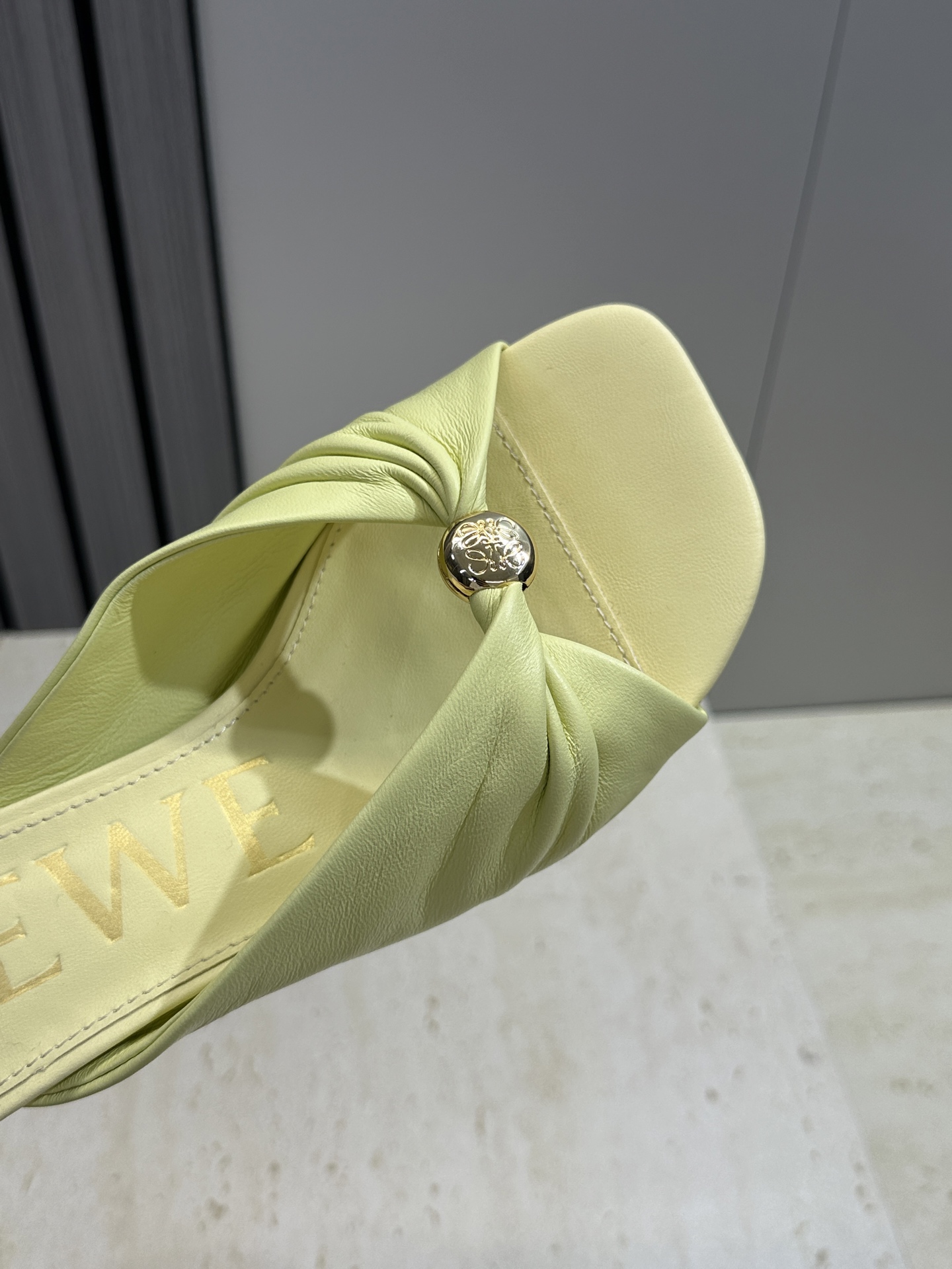 LOEWE 2026早春新款果冻色女鞋  罗意威字母logo五金扣低跟方头露趾凉拖鞋材质：鞋面进口小牛皮