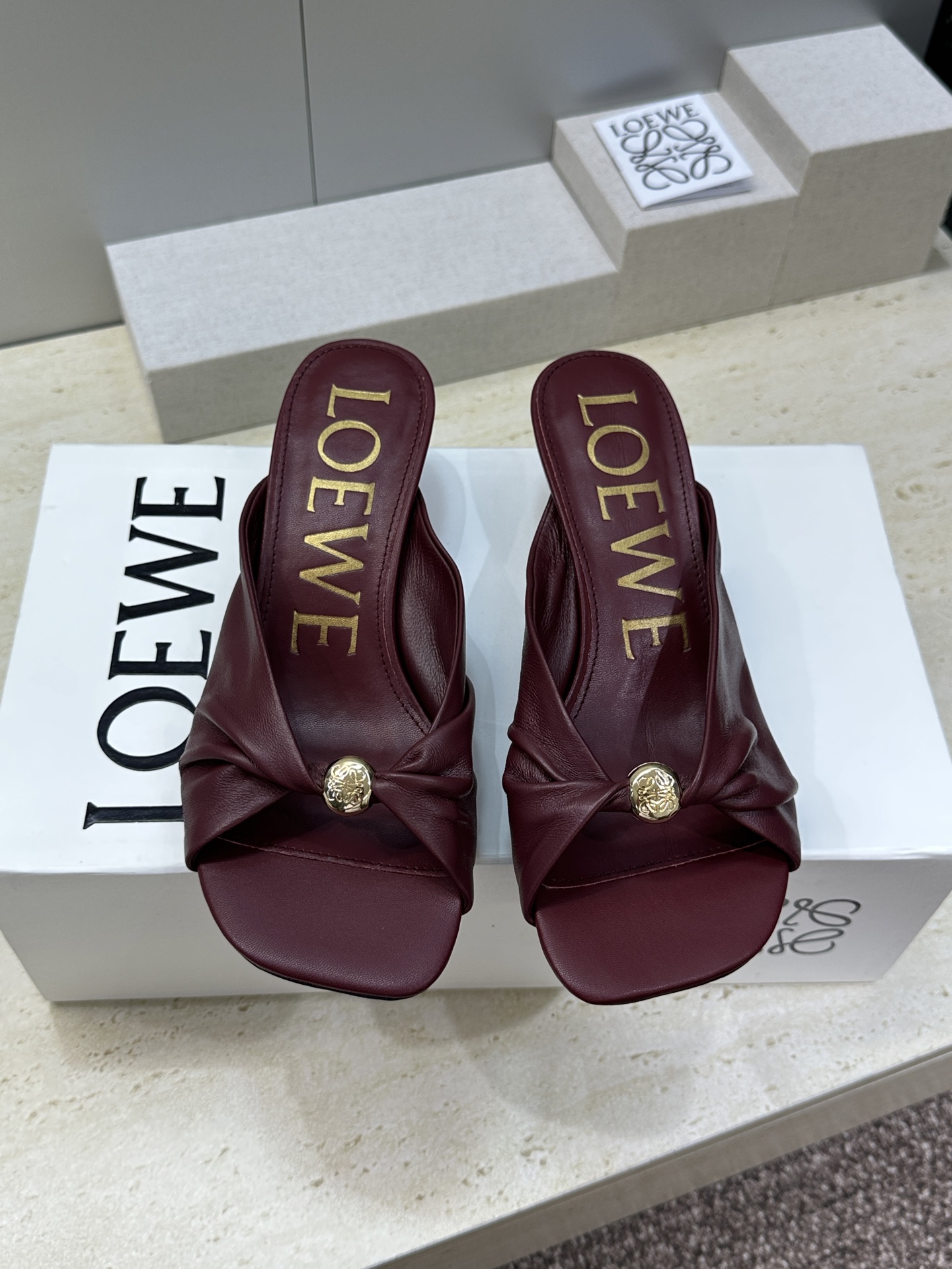 LOEWE 2026早春新款果冻色女鞋  罗意威字母logo五金扣低跟方头露趾凉拖鞋材质：鞋面进口小牛皮