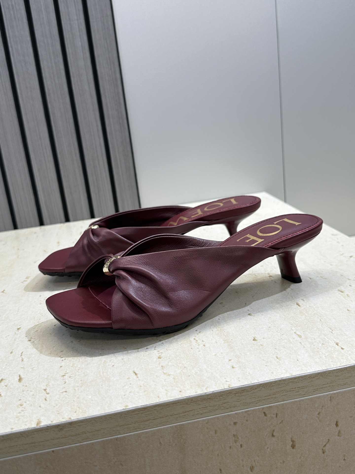 LOEWE 2026早春新款果冻色女鞋  罗意威字母logo五金扣低跟方头露趾凉拖鞋材质：鞋面进口小牛皮