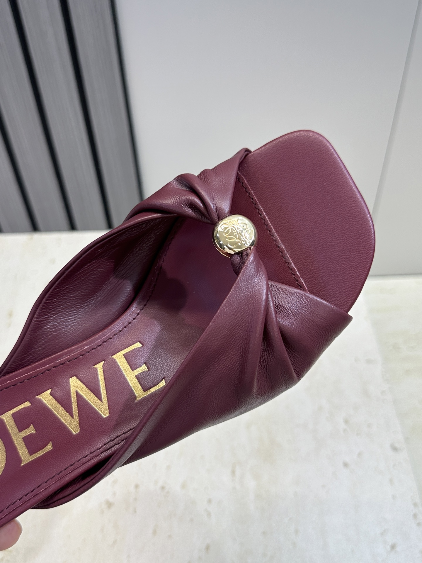 LOEWE 2026早春新款果冻色女鞋  罗意威字母logo五金扣低跟方头露趾凉拖鞋材质：鞋面进口小牛皮