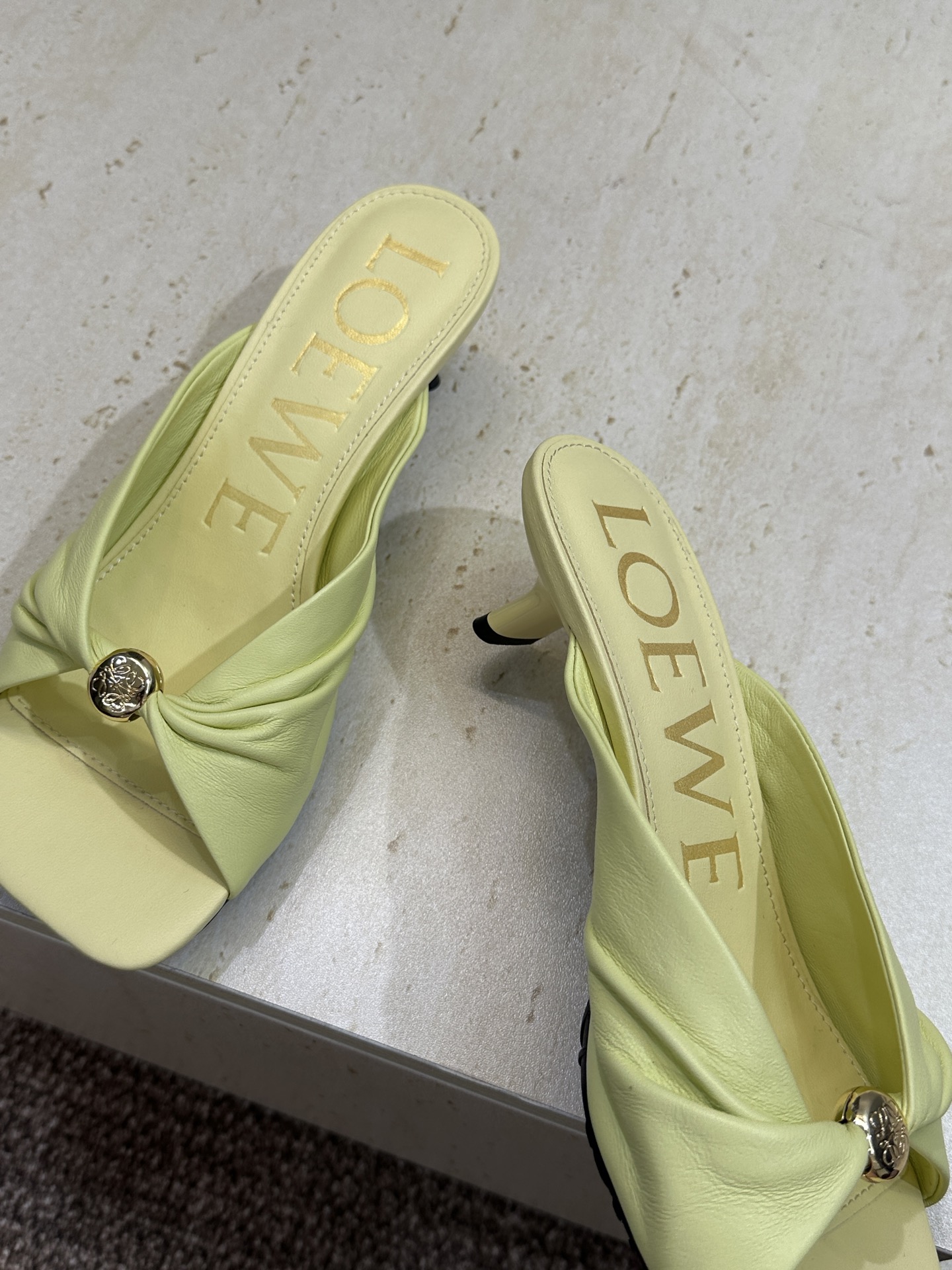 LOEWE 2026早春新款果冻色女鞋  罗意威字母logo五金扣低跟方头露趾凉拖鞋材质：鞋面进口小牛皮