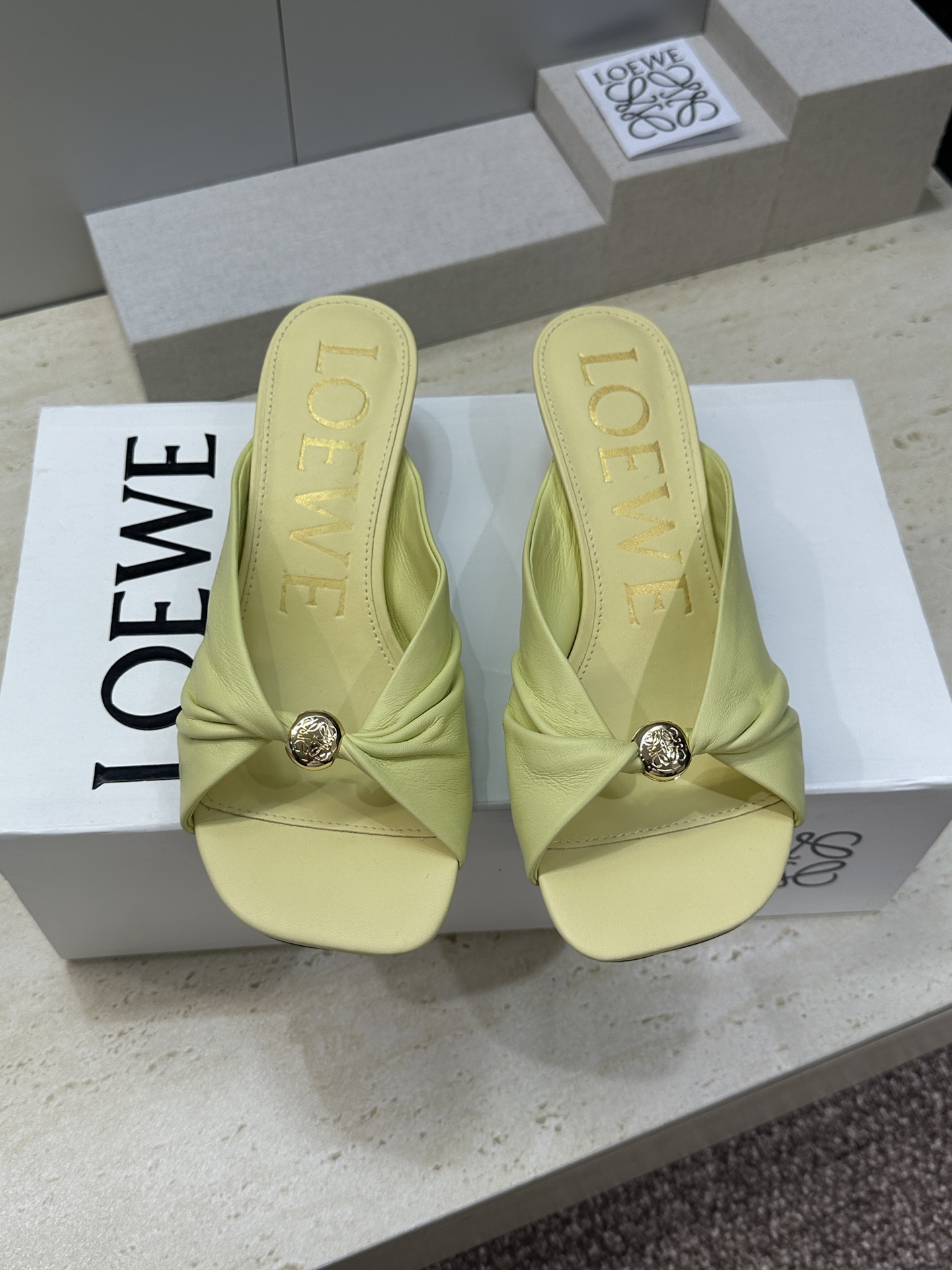 LOEWE 2026早春新款果冻色女鞋  罗意威字母logo五金扣低跟方头露趾凉拖鞋材质：鞋面进口小牛皮
