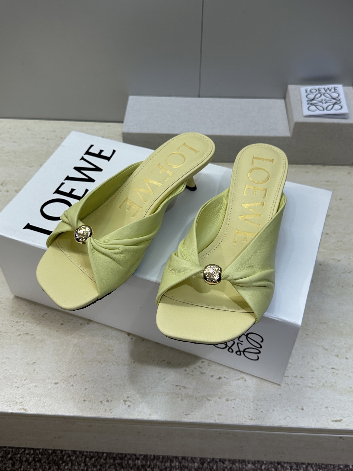 LOEWE 2026早春新款果冻色女鞋  罗意威字母logo五金扣低跟方头露趾凉拖鞋材质：鞋面进口小牛皮