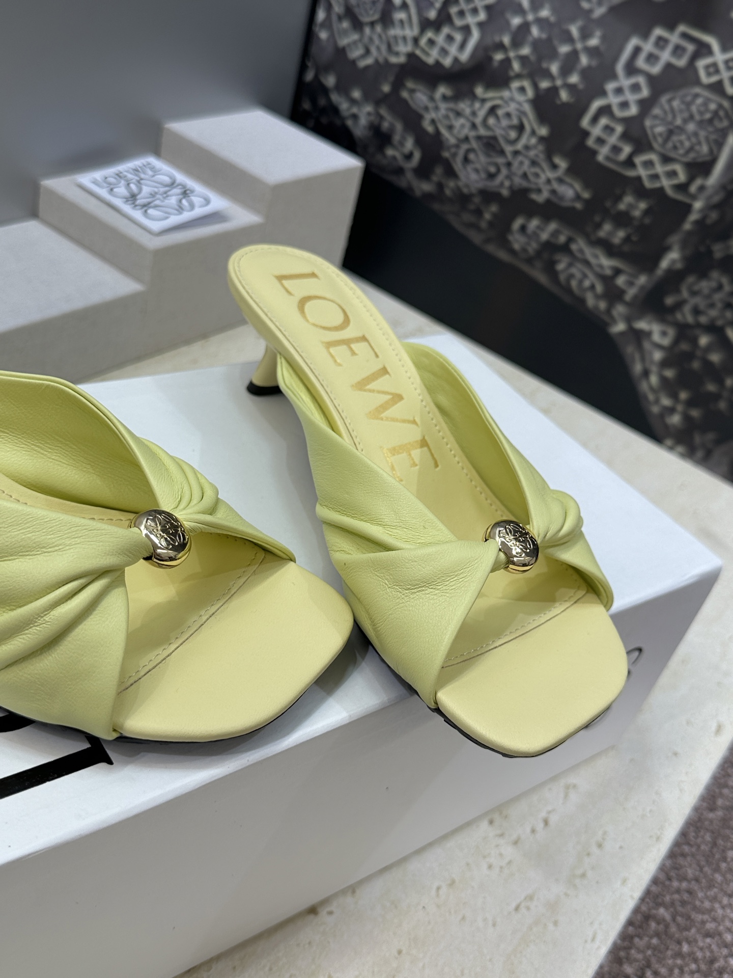 LOEWE 2026早春新款果冻色女鞋  罗意威字母logo五金扣低跟方头露趾凉拖鞋材质：鞋面进口小牛皮