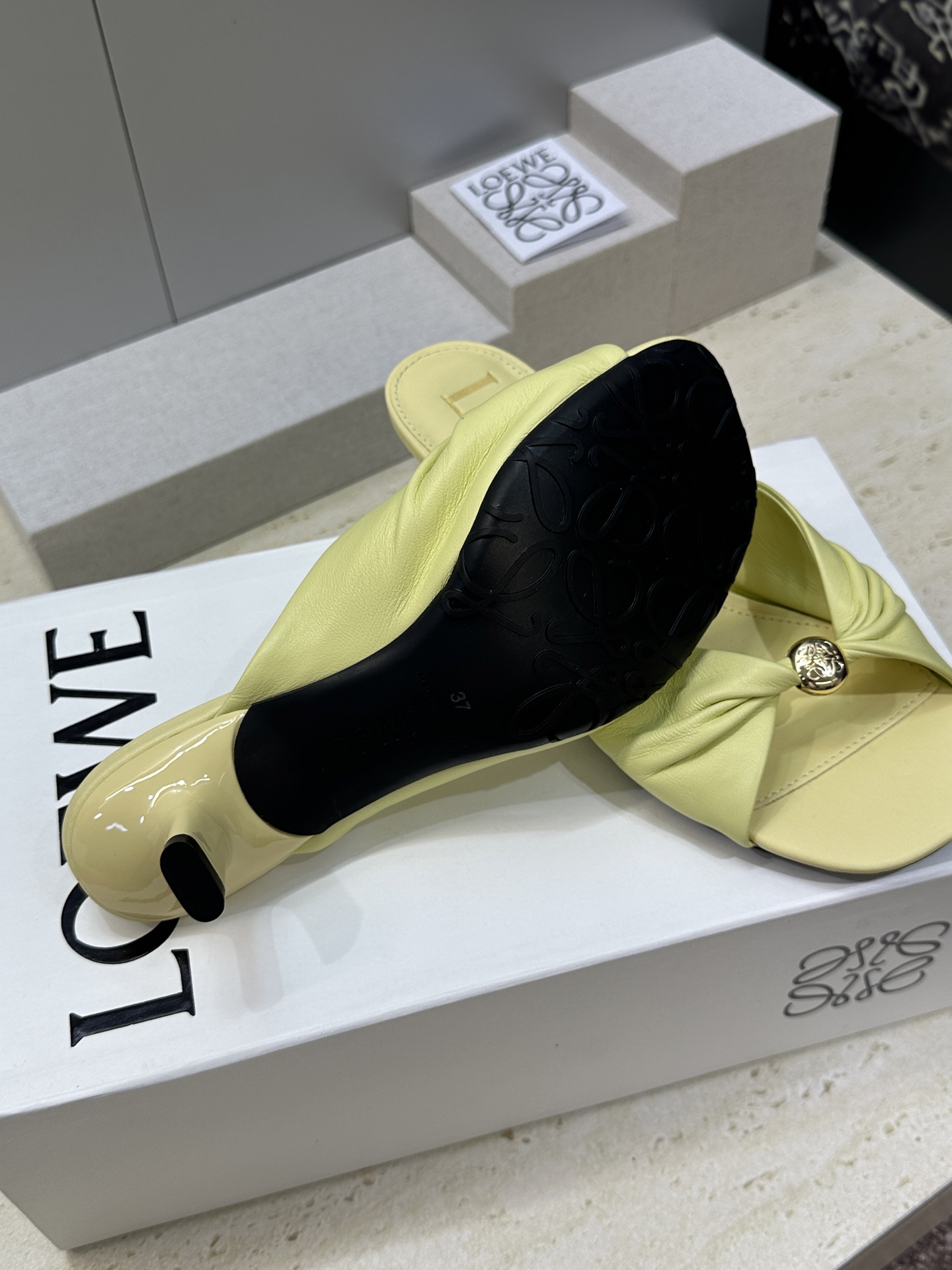 LOEWE 2026早春新款果冻色女鞋  罗意威字母logo五金扣低跟方头露趾凉拖鞋材质：鞋面进口小牛皮