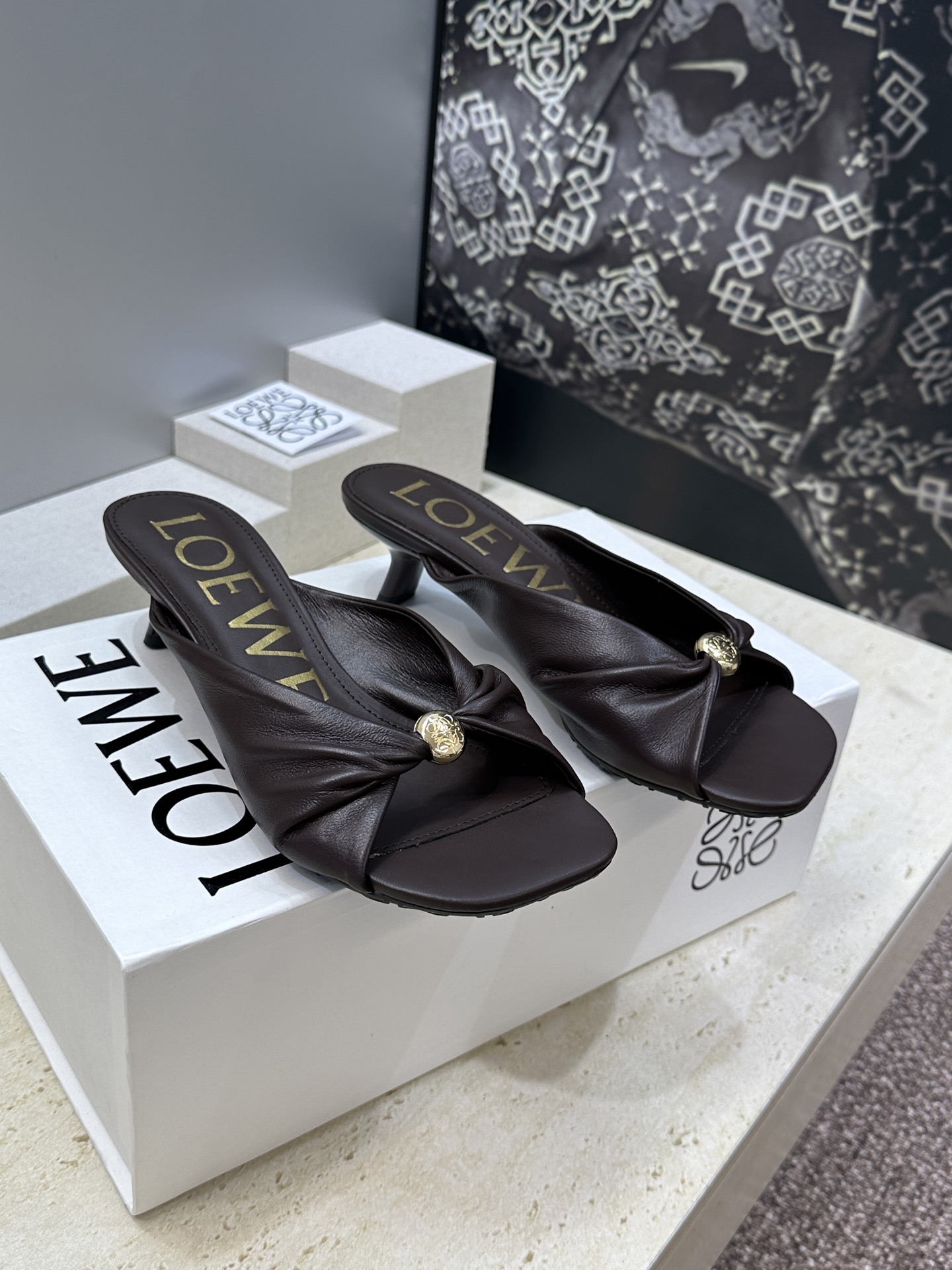 LOEWE 2026早春新款果冻色女鞋  罗意威字母logo五金扣低跟方头露趾凉拖鞋材质：鞋面进口小牛皮