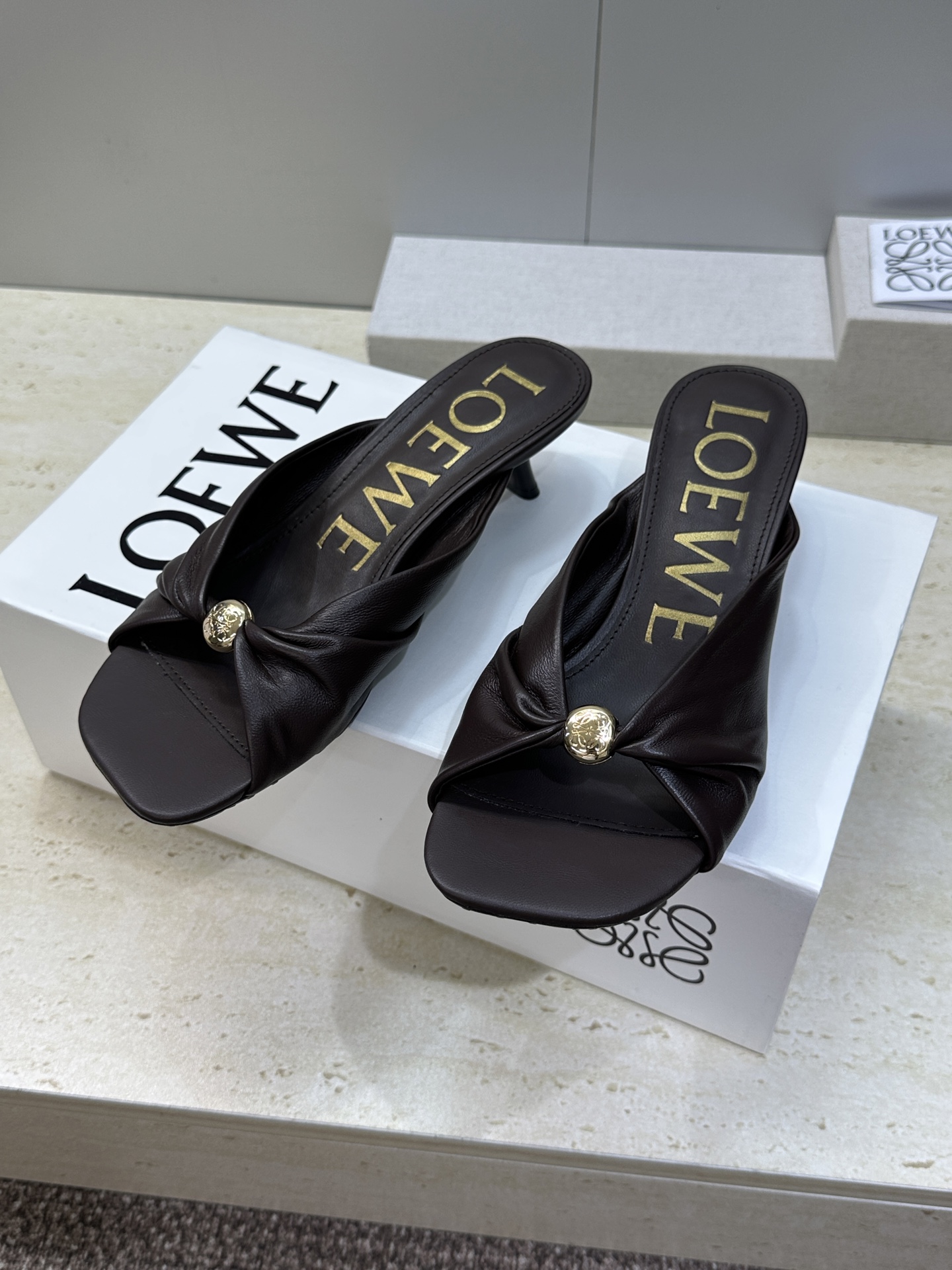 LOEWE 2026早春新款果冻色女鞋  罗意威字母logo五金扣低跟方头露趾凉拖鞋材质：鞋面进口小牛皮