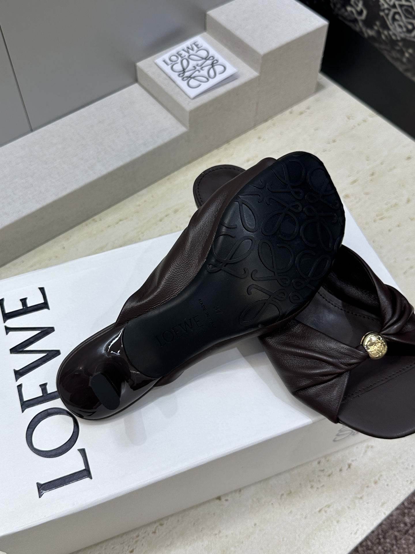 LOEWE 2026早春新款果冻色女鞋  罗意威字母logo五金扣低跟方头露趾凉拖鞋材质：鞋面进口小牛皮