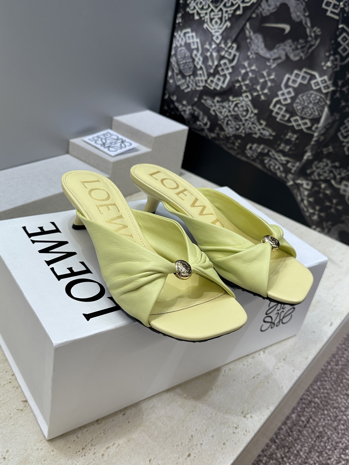 LOEWE 2026早春新款果冻色女鞋  罗意威字母logo五金扣低跟方头露趾凉拖鞋材质：鞋面进口小牛皮